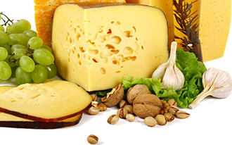 117146__cheese-cheese-nuts-nuts-walnuts-pistachios-grapes-garlic_p