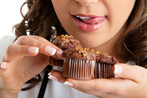 Young-woman-with-chocolate-muffin