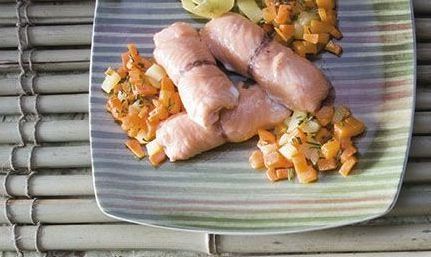 Involtini_di_salmone_con_macedonia_di_ortaggi