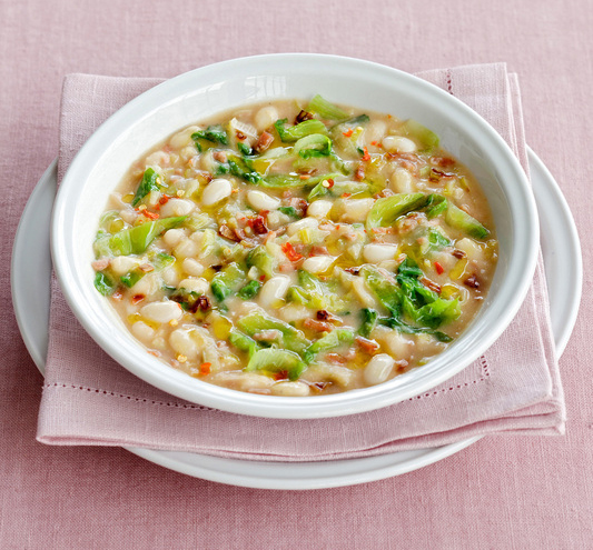 Zuppa_di_fagioli_scarola_e_prosciutto_crudo