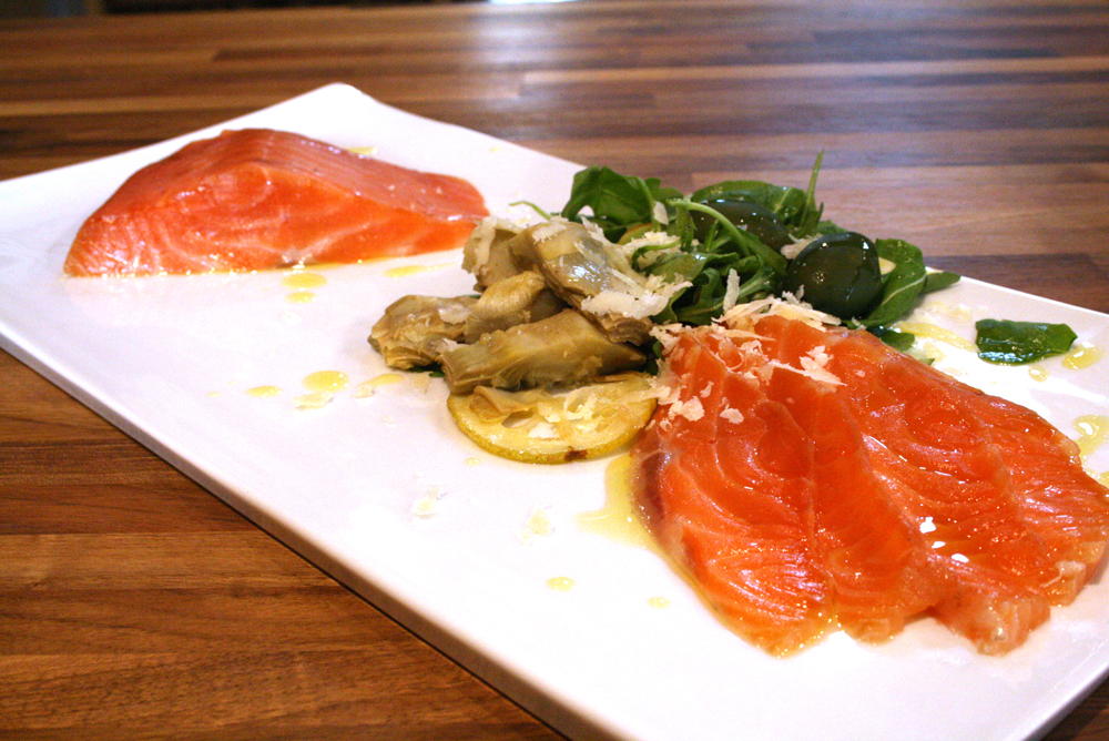 Salmone al forno con carciofi su erbe e limoni