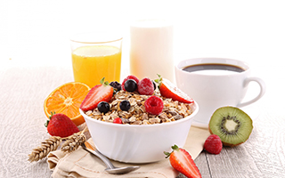 food-fruits-cereal-juice-coffee-linen-spoon-strawberry-kiwi-wheat-2560x1600
