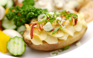 Cibo-patate-cipolle-Verdi-cetriolo-snack